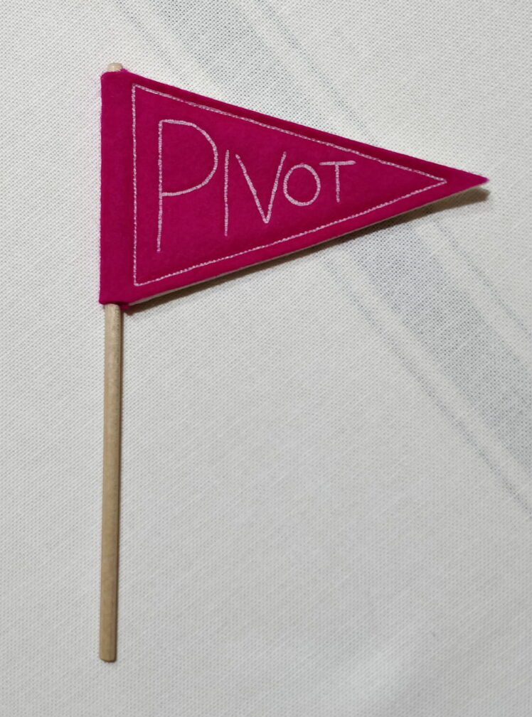 Pivot mini pennant flag